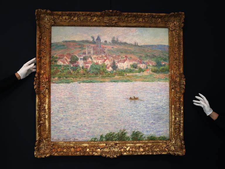 Mitarbeiter des Auktionshauses Sotheby’s führen das Gemälde „Vétheuil, Effet du Matin (1901)“ des französischen Impressionisten Claude Monet am 9. April 2026 im Auktionshaus Sotheby’s in Paris vor. 