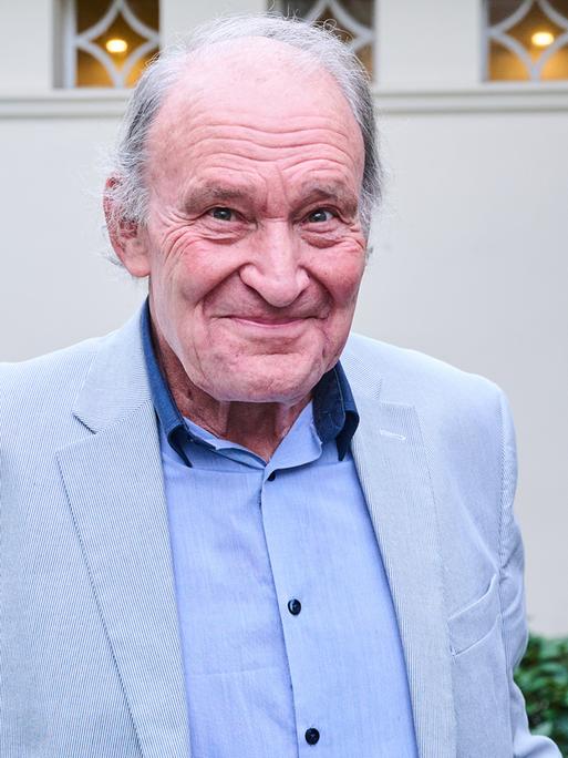 Der Schauspieler Michael Mendl steht im Garten des Schlosspark Theaters Berlin.