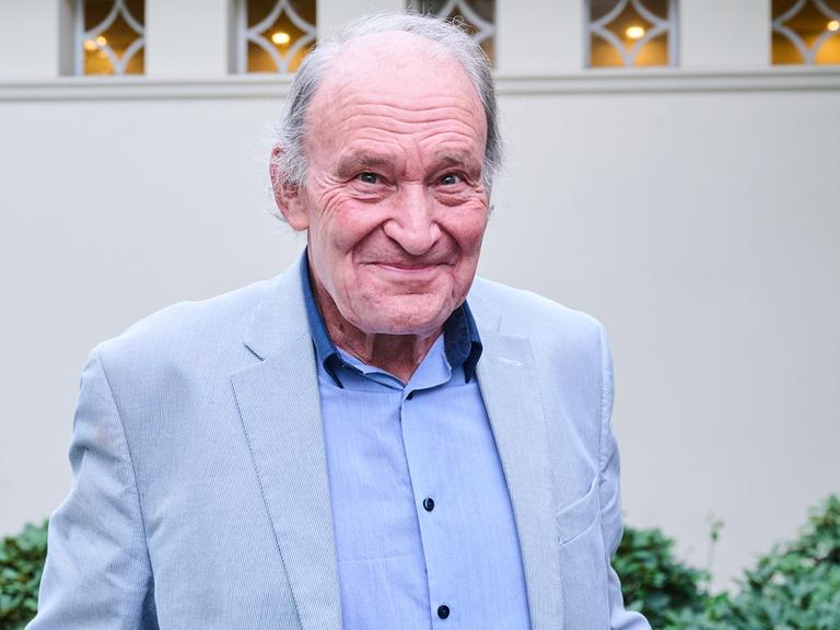 Der Schauspieler Michael Mendl steht im Garten des Schlosspark Theaters Berlin.
