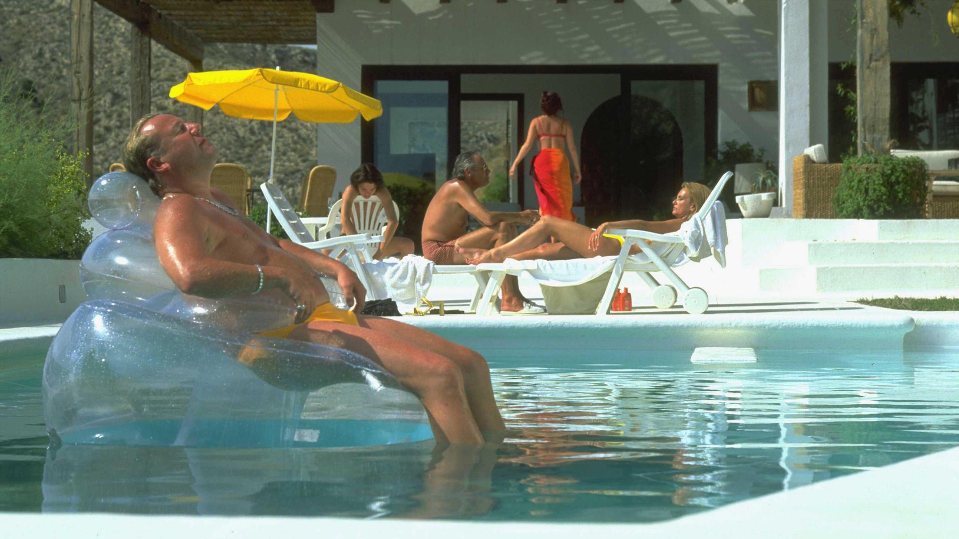 Sexy Beast: In Jonathan Glazers gleichnamigem Film lässt es Ray Winstone als Gary "Gal" Dove krachen. Im Bild liegt er entspannt in einem durchsichtigen Gummisessel im Pool. 