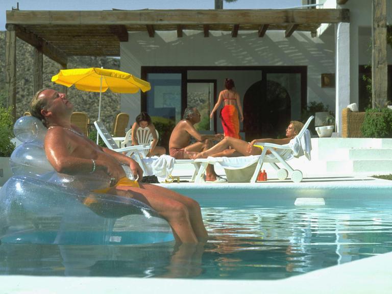 Sexy Beast: In Jonathan Glazers gleichnamigem Film lässt es Ray Winstone als Gary "Gal" Dove krachen. Im Bild liegt er entspannt in einem durchsichtigen Gummisessel im Pool. 