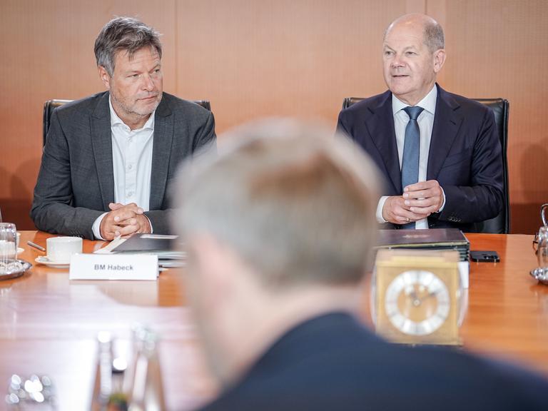 Bundeskanzler Olaf Scholz und Robert Habeck, Bundesminister für Wirtschaft und Klimaschutz, nehmen an der Sitzung des Bundeskabinetts im Bundeskanzleramt hinter Christian Lindner (FDP), Bundesminister der Finanzen, teil.