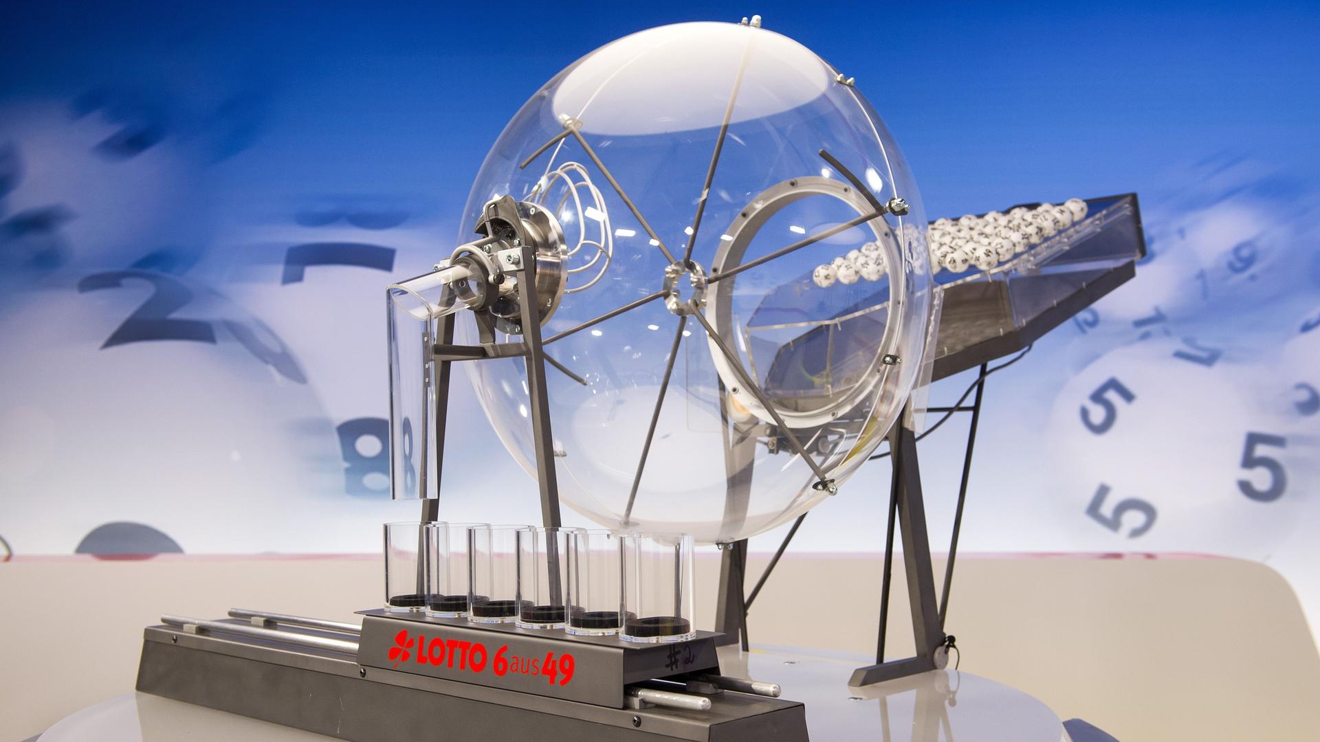 Ein Ziehungsgerät steht in einem Studio des Saarländischen Rundfunks in Saarbrücken. Ein Ziehungsgerät steht in einem Studio des Saarländischen Rundfunks in Saarbrücken.