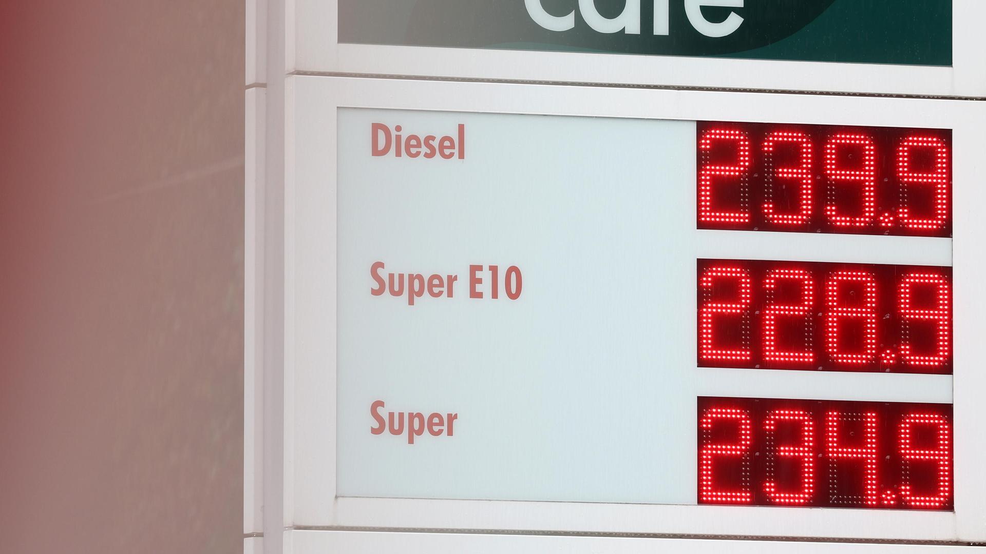 Die Spritpreise kurz vor 12:00 Uhr, der aktuelle Preis für Diesel, Super E10 und Super liegt weit über 2 Euro.
