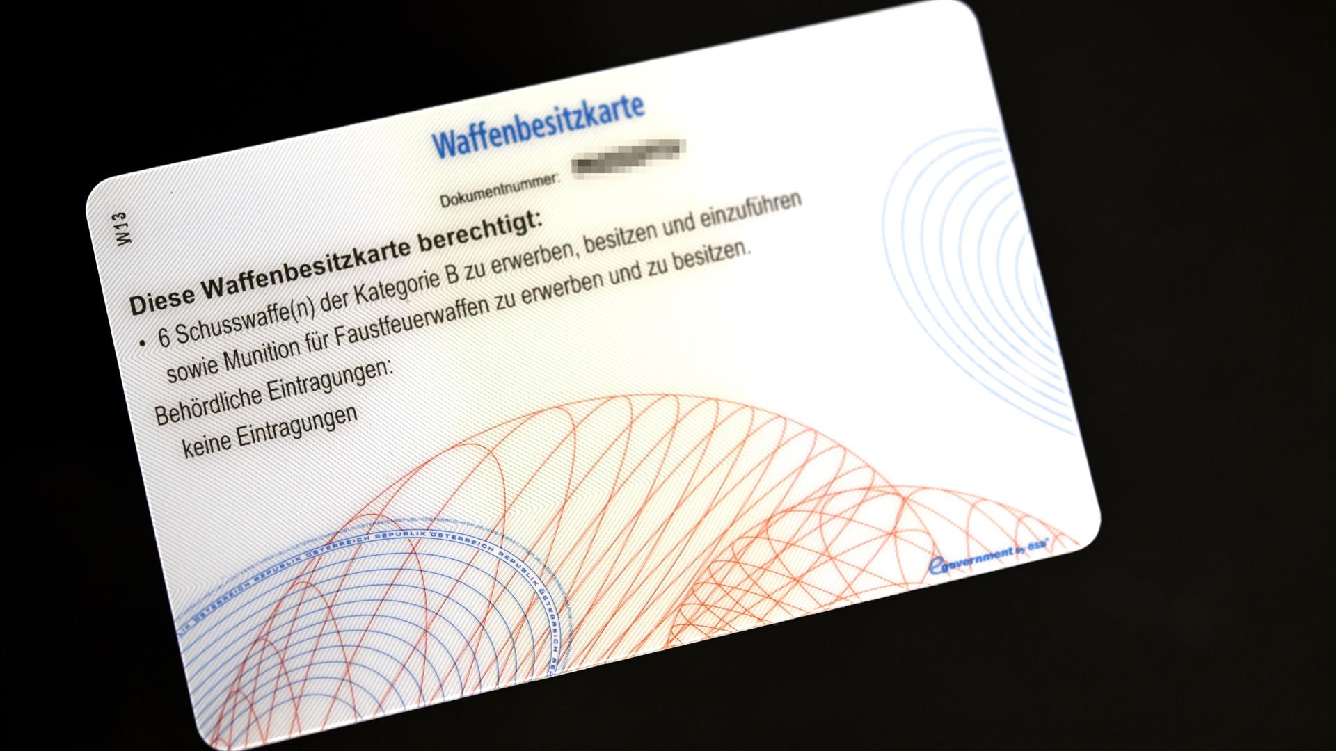 Weiße Karte mit der Aufschrift "Waffenbesitzkarte".
