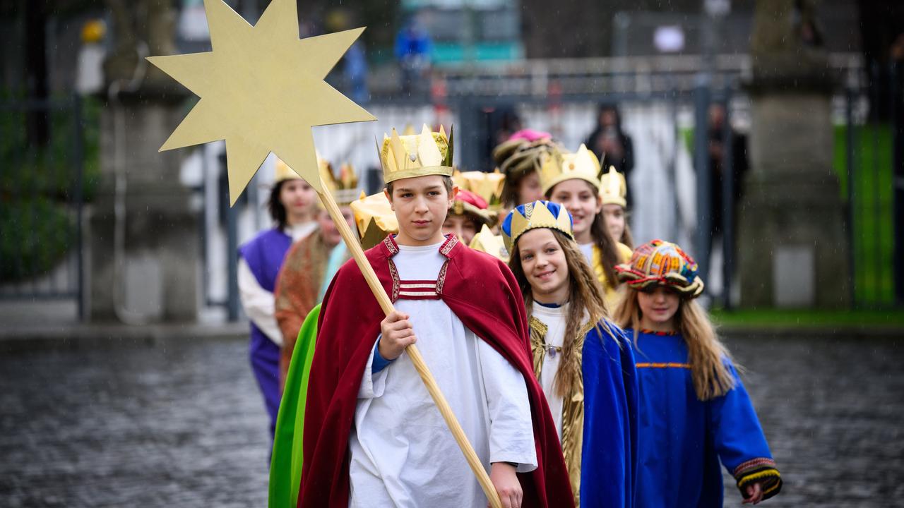 Mehrere Sternsinger aus dem Bistum Augsburg gehen hintereinander. 