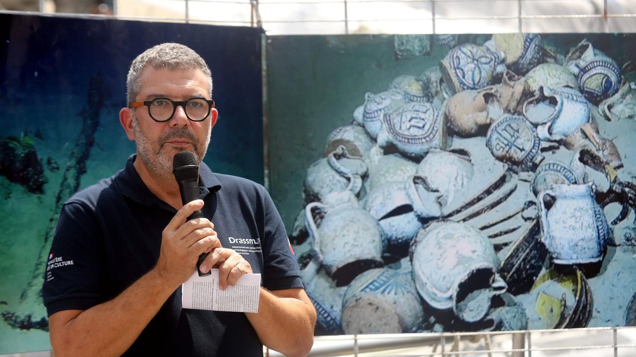 Der Leiter einer französischen Forschungseinrichtung Arnaud Schaumasse spricht in ein Mikrofon.