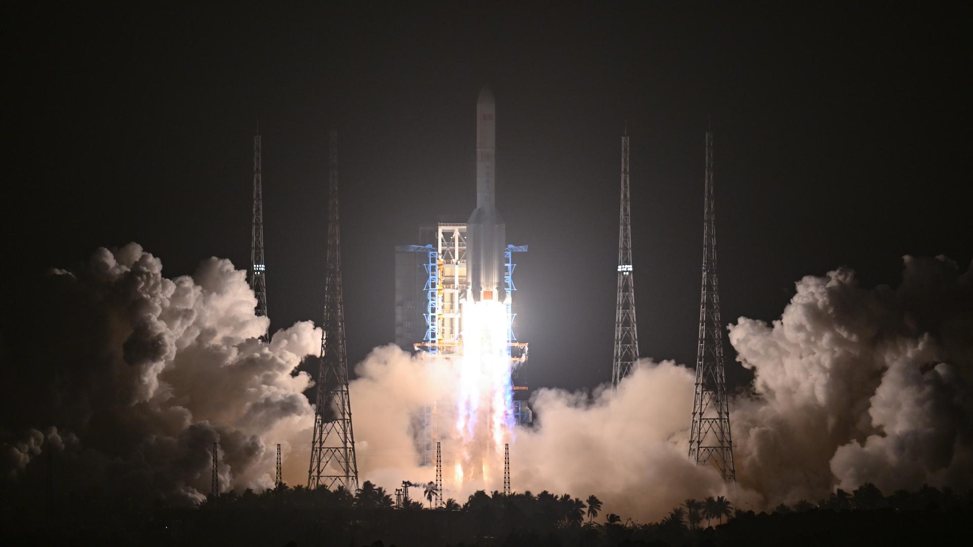Eine Trägerrakete startet in der Nacht vom chinesischen Weltraumbahnhof. Eine Trägerrakete startet in der Nacht vom chinesischen Weltraumbahnhof.