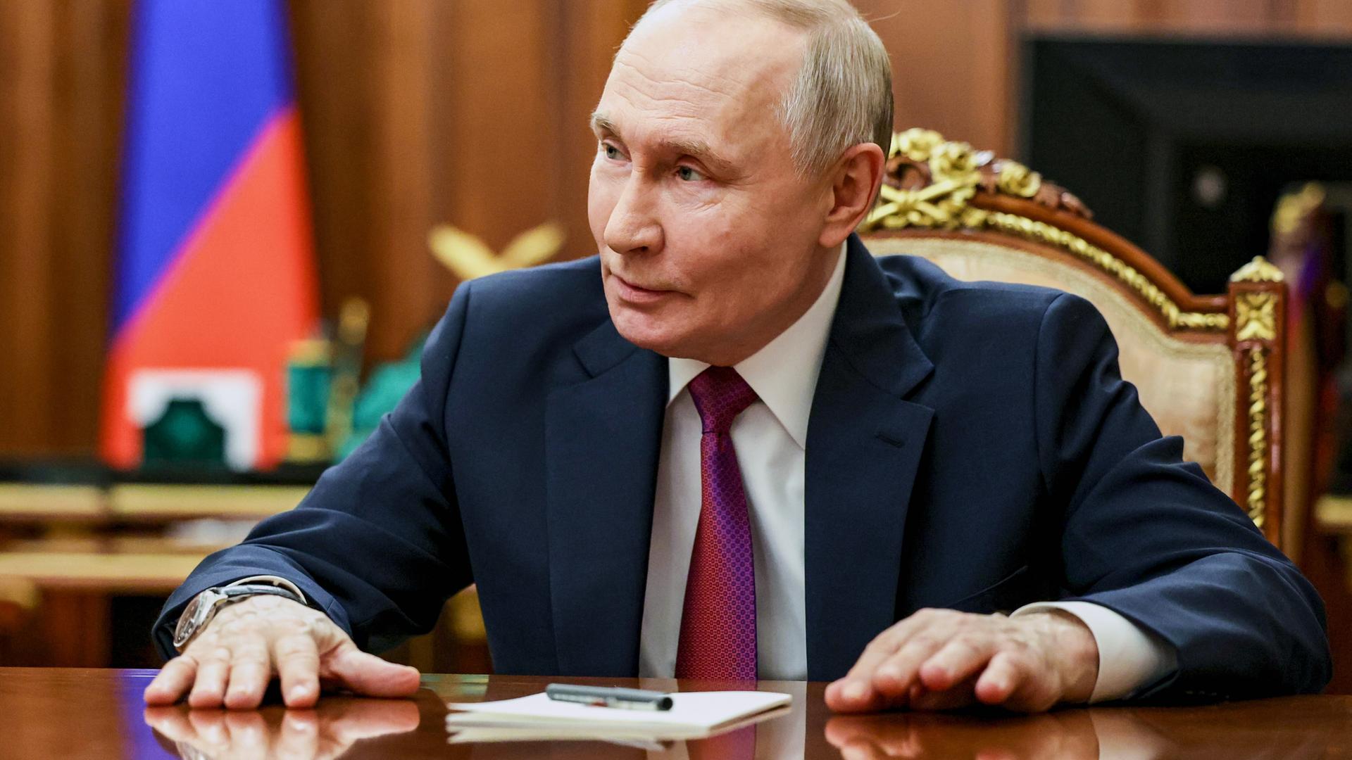 Der russische Präsident Wladimir Putin sitzt an einem Schreibtisch im Kreml in Moskau im Januar 2026. 