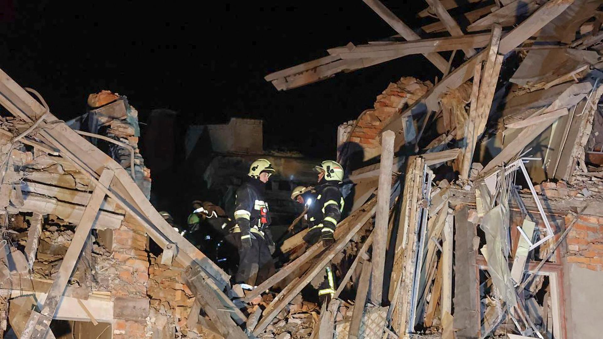 Ukraine, Charkiw: Dieses von der Regionalverwaltung Charkiw zur Verfügung gestellte Foto zeigt Rettungskräfte in einem durch einen russischen Raketenangriff beschädigten Wohnhaus, in den frühen Morgenstunden.