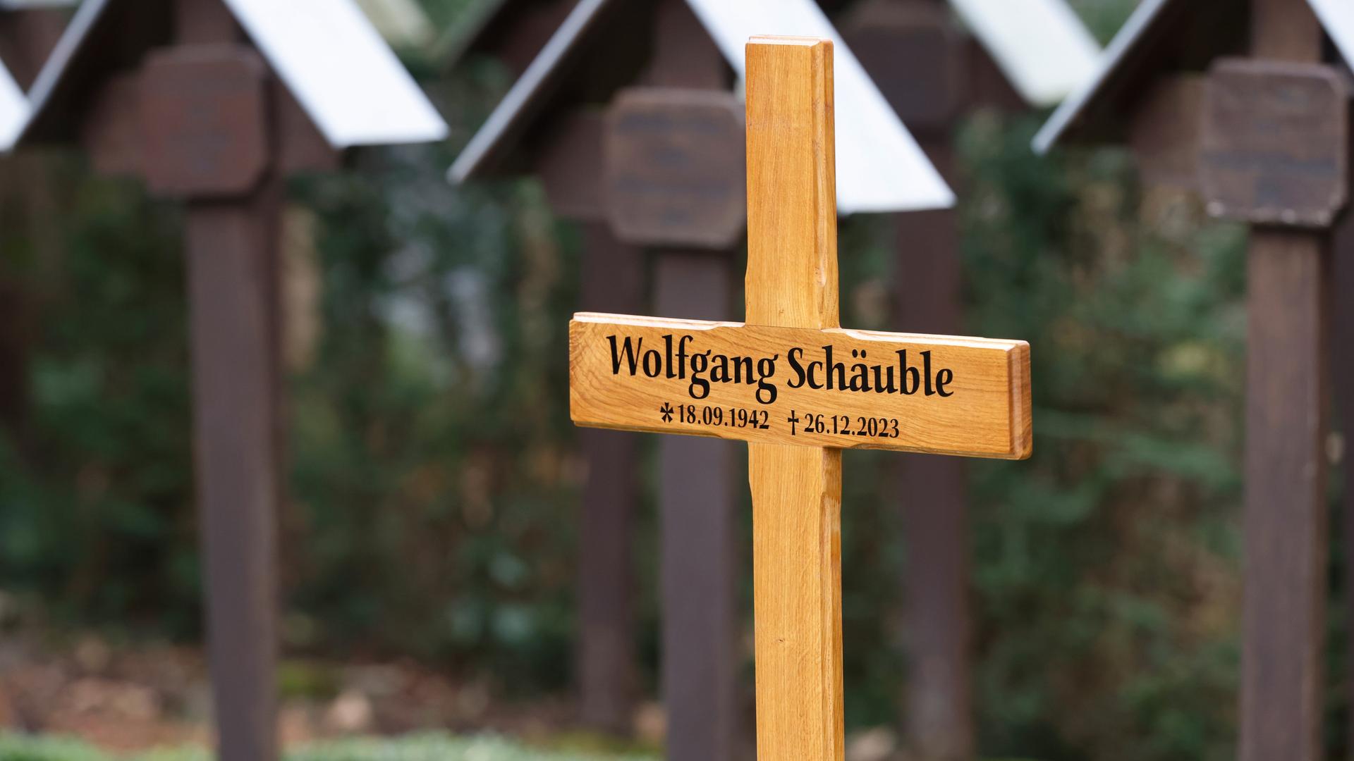 Ein Holzkreuz kennzeichnet die Grabstätte von Wolfgang Schäuble auf dem Friedhof in Offenburg. 