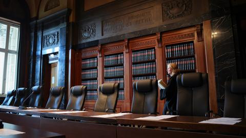 Birgit Voßkühler, die Präsidentin des Hamburgischen Verfassungsgerichts, kommt in den Plenarsaal.