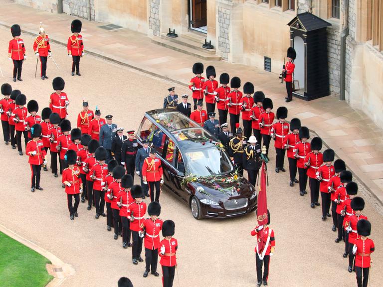 Der Sarg mit Königin Elizabeth II. in einem Leichenwagen auf Schloss Windsor