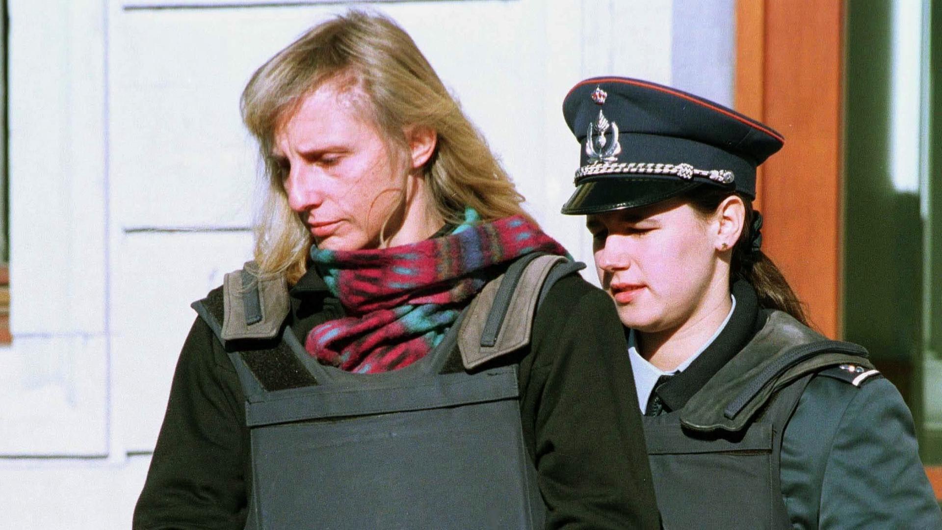 Michele Martin, die Ex-Frau und Komplizin des belgischen Mörders und Sexualstraftäters Marc Dutroux, 1997 vor dem Gerichtsgebäude im südbelgischen Neufchateau.