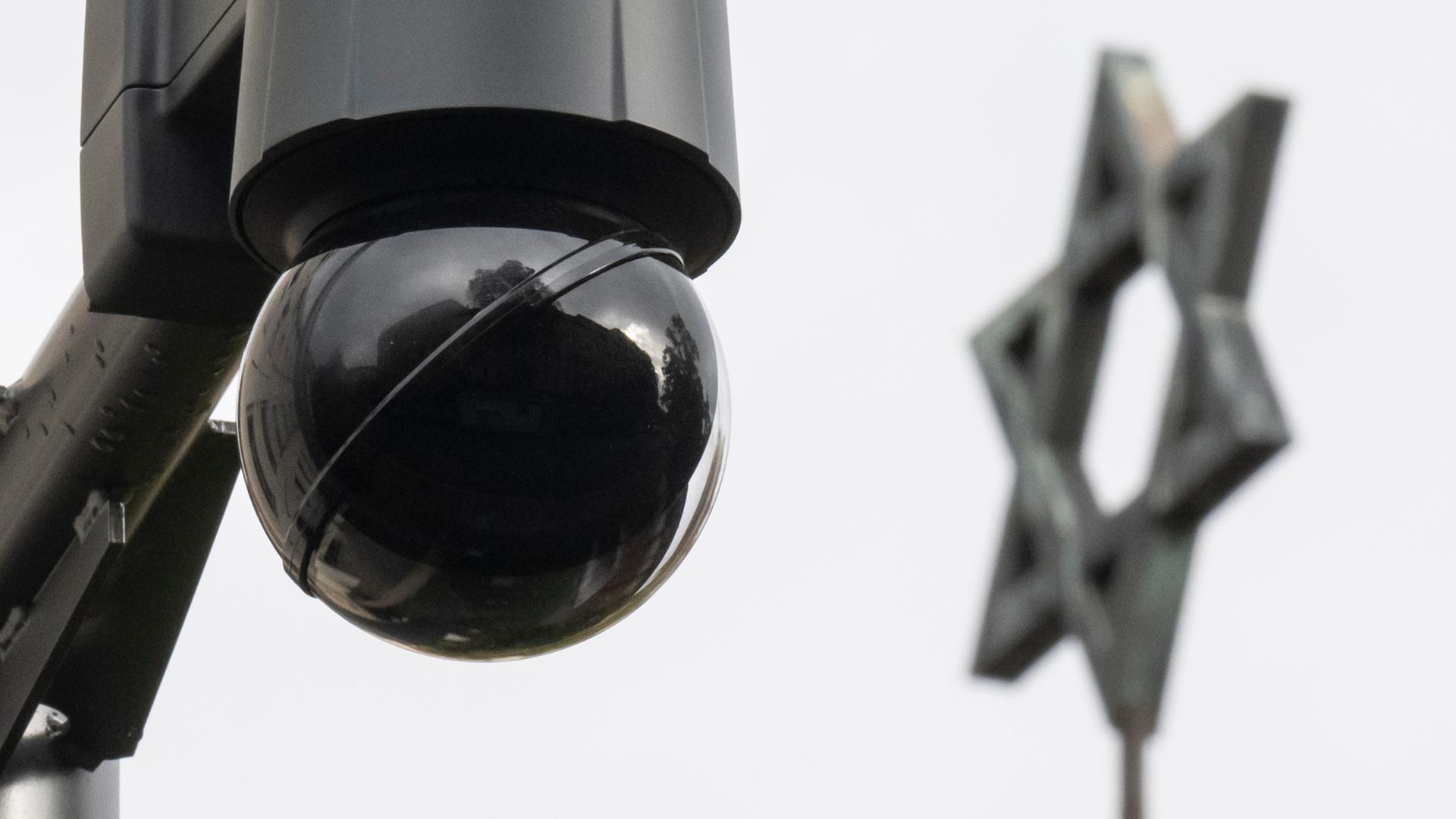 Eine Überwachungskamera neben dem Davidstern an der Synagoge in Halle/Saale
