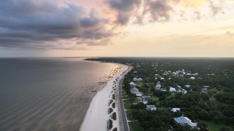 Eine Luftaufnahme zeigt neu errichtete Häuser an der Küstenlinie entlang des Waveland Beach in Missisippi, einer Stadt, die vom Hurrikan Katrina sehr schwer getroffen wurde.