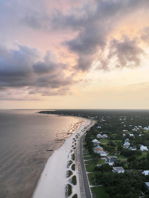 Eine Luftaufnahme zeigt neu errichtete Häuser an der Küstenlinie entlang des Waveland Beach in Missisippi, einer Stadt, die vom Hurrikan Katrina sehr schwer getroffen wurde.