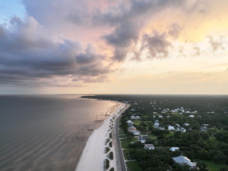 Eine Luftaufnahme zeigt neu errichtete Häuser an der Küstenlinie entlang des Waveland Beach in Missisippi, einer Stadt, die vom Hurrikan Katrina sehr schwer getroffen wurde.