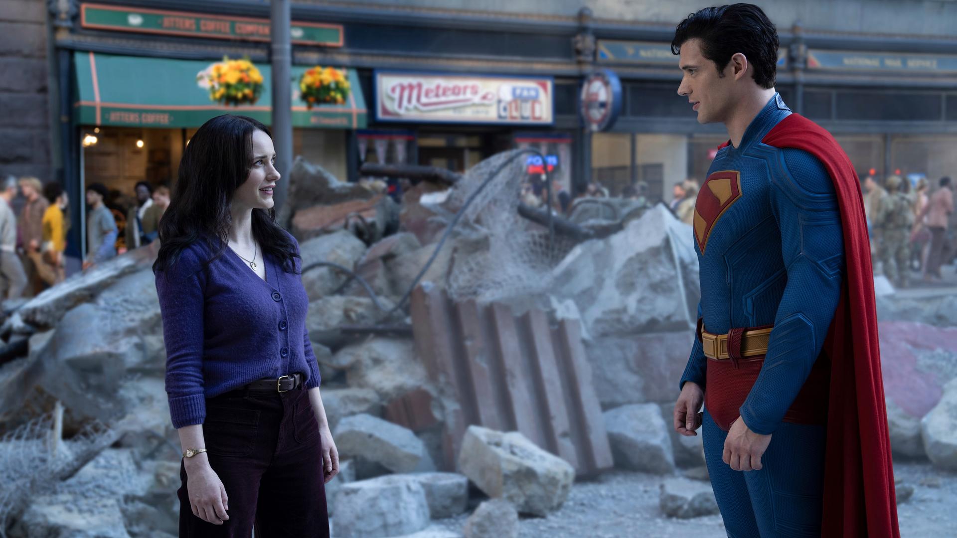 Das Bild zeigt Rachel Brosnahan (l.) als Lois Lane und David Corenswet als Supermann in einer Szene aus dem neusten Supermann-Film aus dem Jahr 2025.