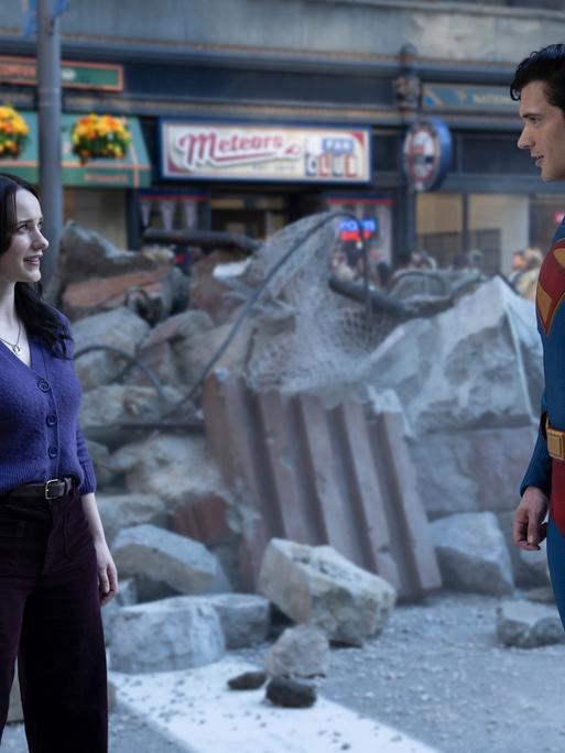 Das Bild zeigt Rachel Brosnahan (l.) als Lois Lane und David Corenswet als Supermann in einer Szene aus dem neusten Supermann-Film aus dem Jahr 2025.
