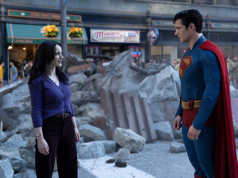 Das Bild zeigt Rachel Brosnahan (l.) als Lois Lane und David Corenswet als Supermann in einer Szene aus dem neusten Supermann-Film aus dem Jahr 2025.