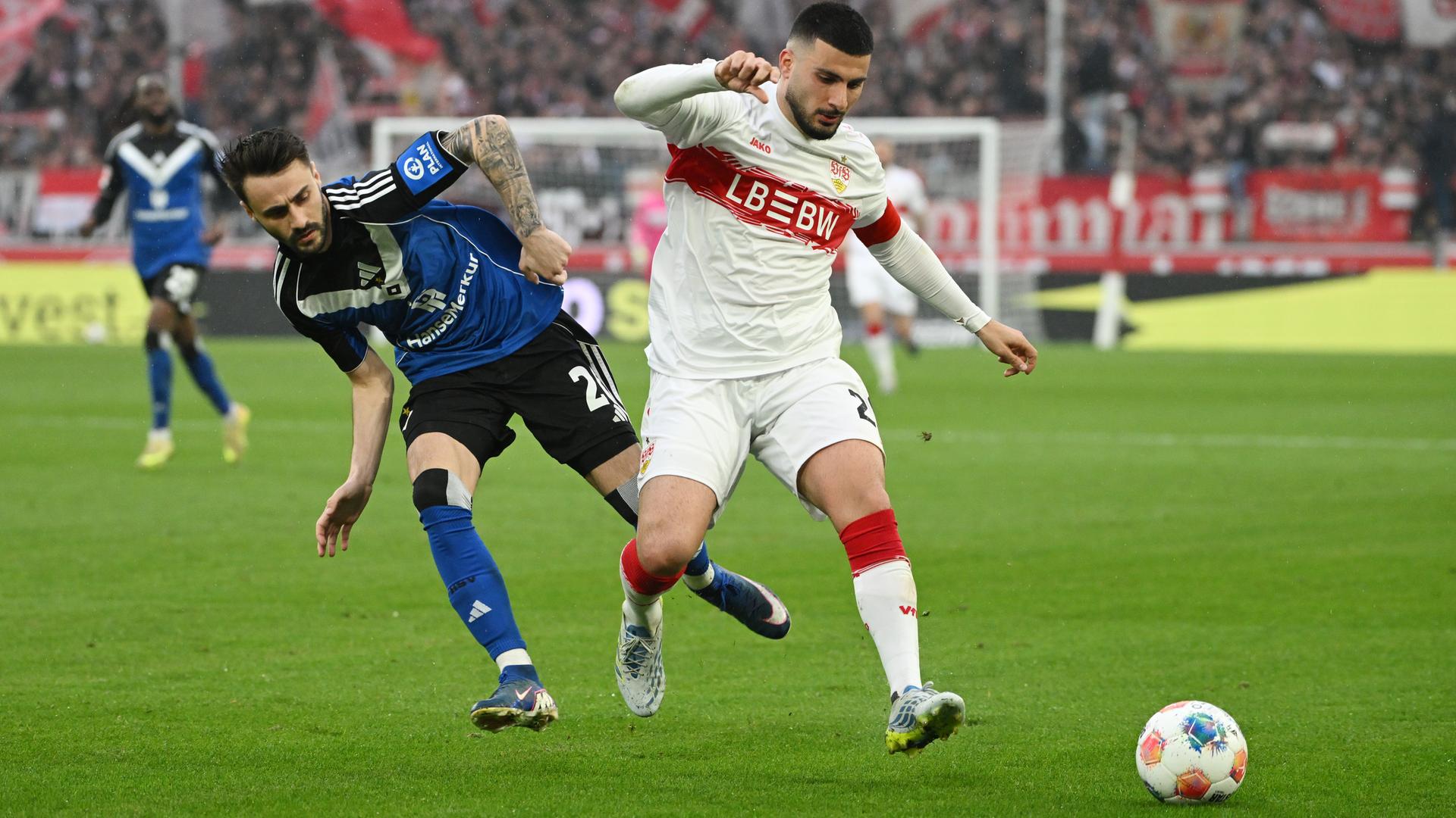 Deniz Undav (VfB Stuttgart) im Zweikampf mit Fábio Vieira (Hamburger SV) in einem Spiel der Fußball-Bundesliga. Deniz Undav (VfB Stuttgart) im Zweikampf mit Fábio Vieira (Hamburger SV) in einem Spiel der Fußball-Bundesliga.
