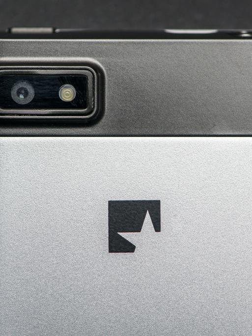 Rückseite eines Fairphones, ein Mobiltelefon produziert unter fairen Arbeitsbedingungen