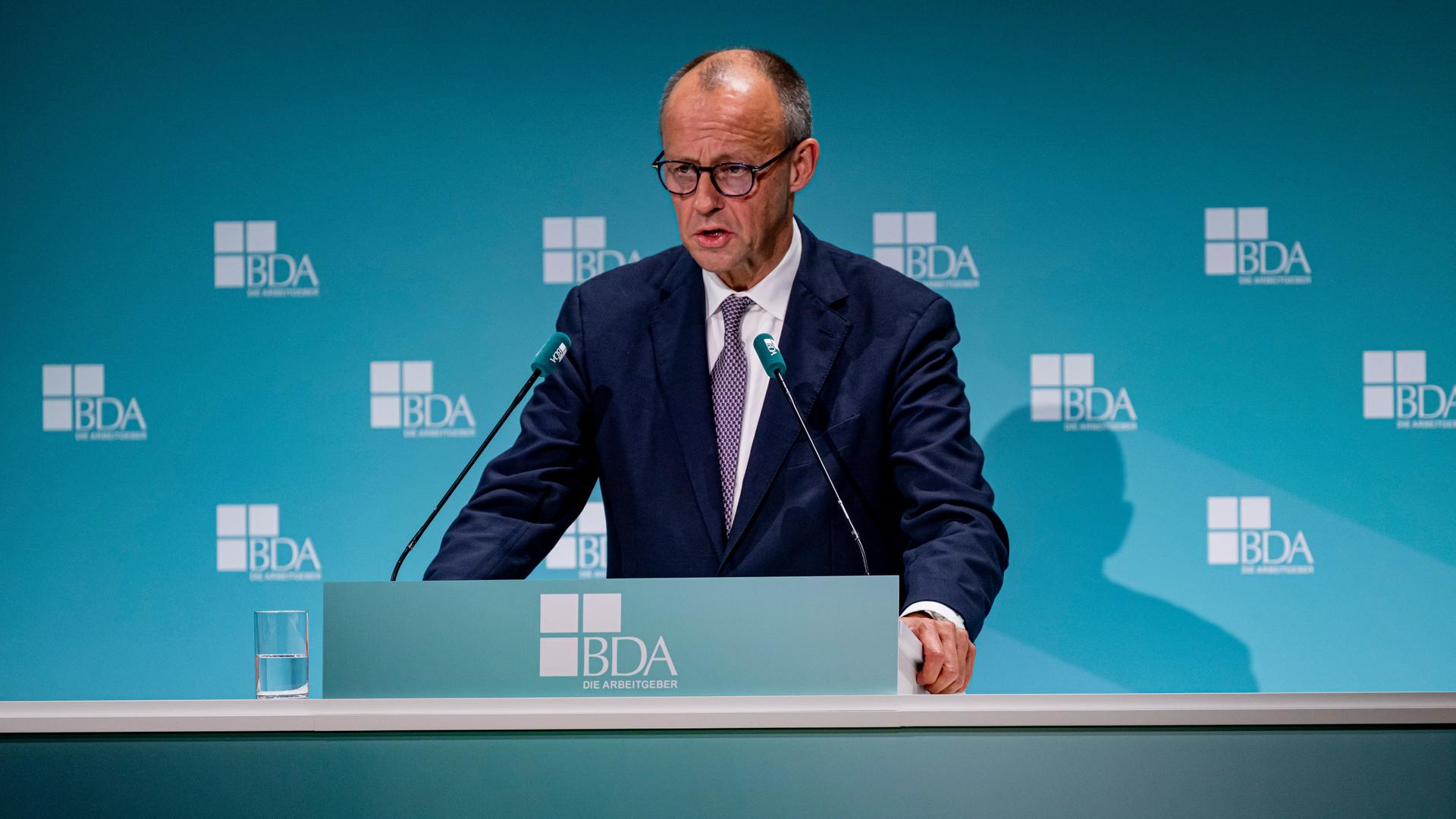 Bundeskanzler Friedrich Merz spricht beim Arbeitgebertag 2025. 