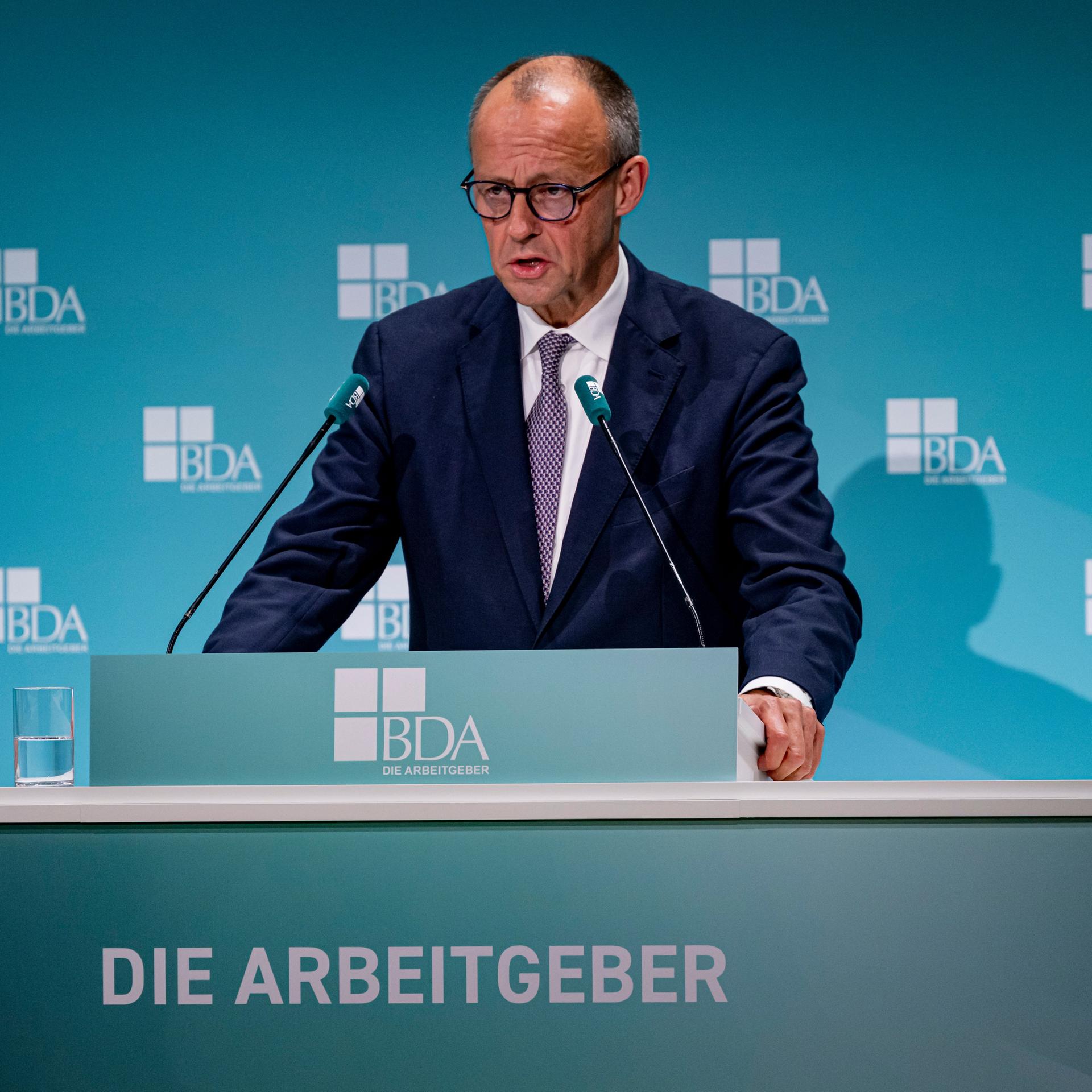 Bundeskanzler Friedrich Merz spricht beim Arbeitgebertag 2025. 