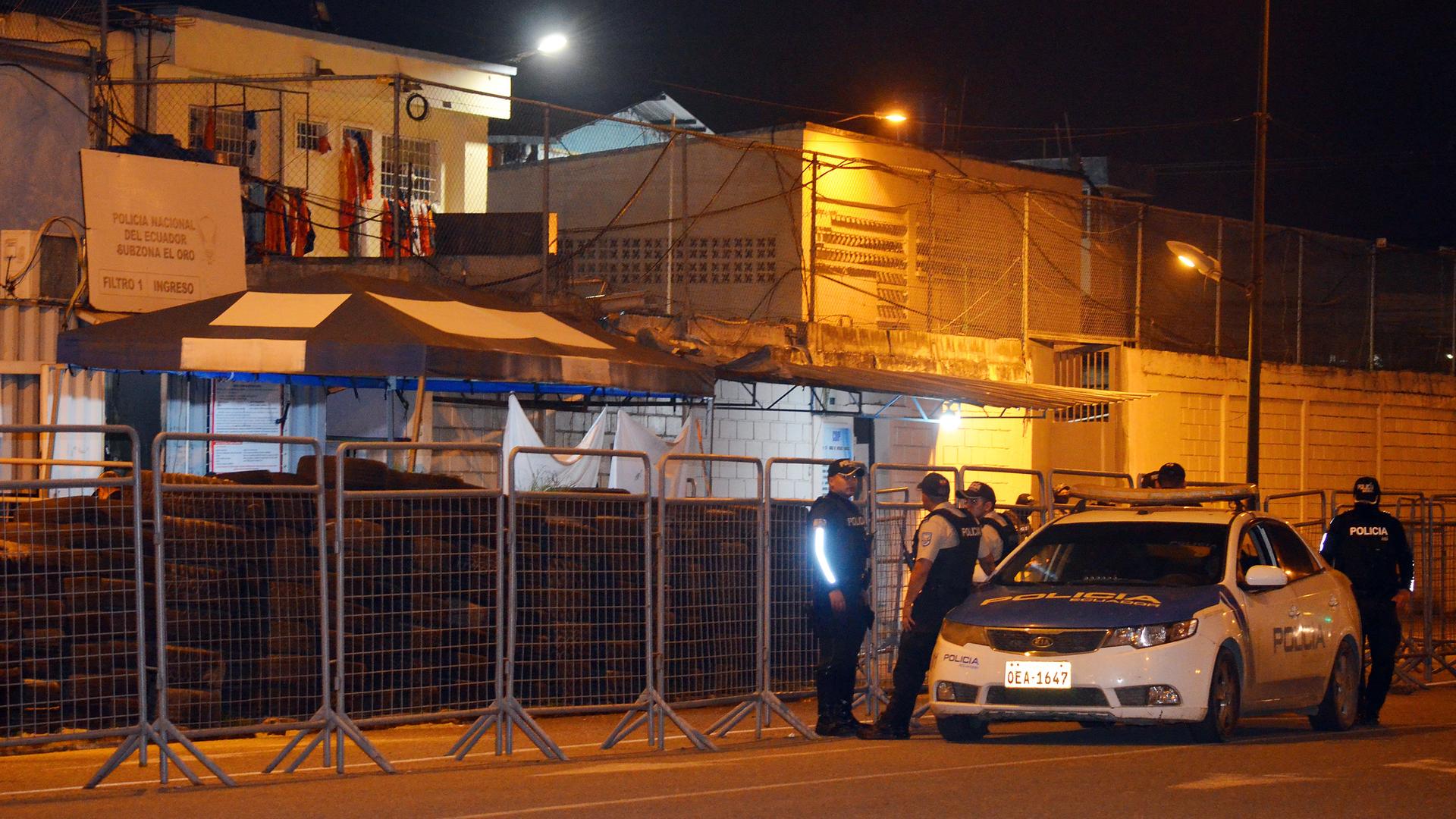 Polizisten stehen vor dem Gefängnis in Machala in Ecuador.