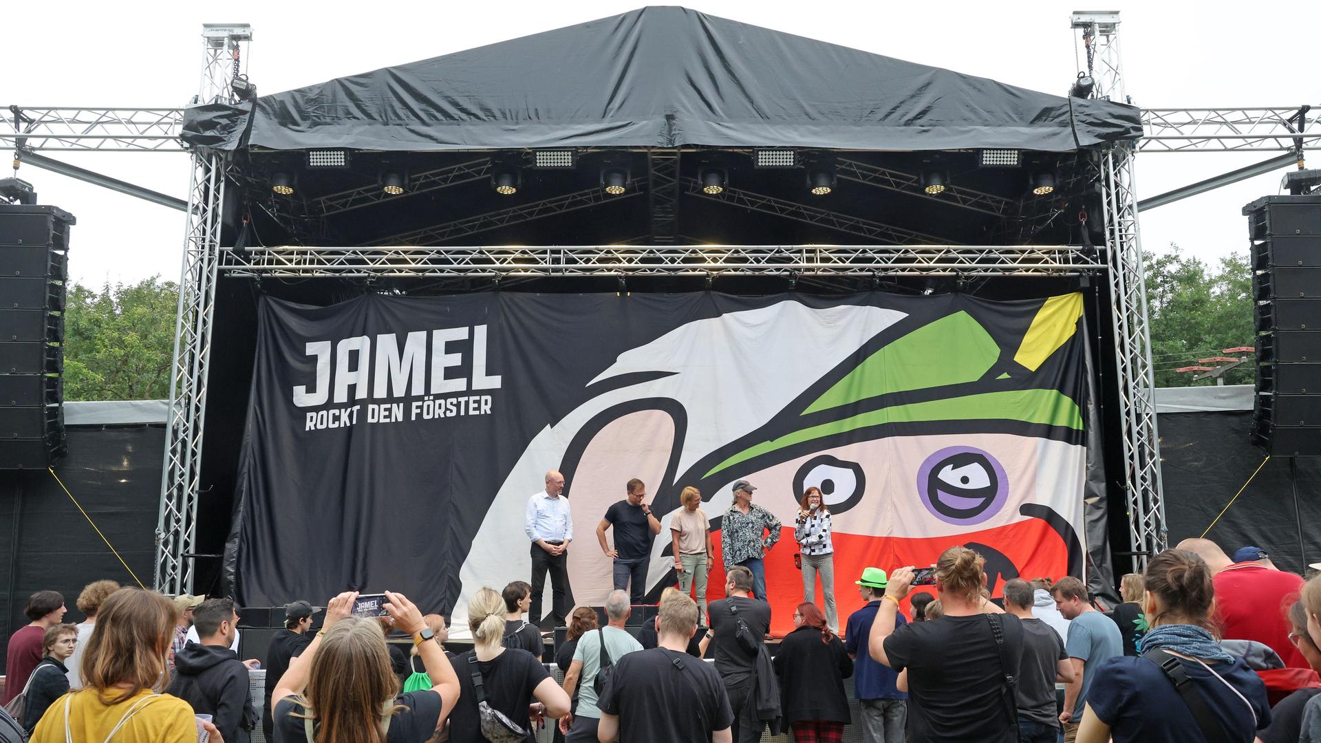 Blick auf die Bühne und Zuschauer des Festivals "Jamel rockt den Förster".