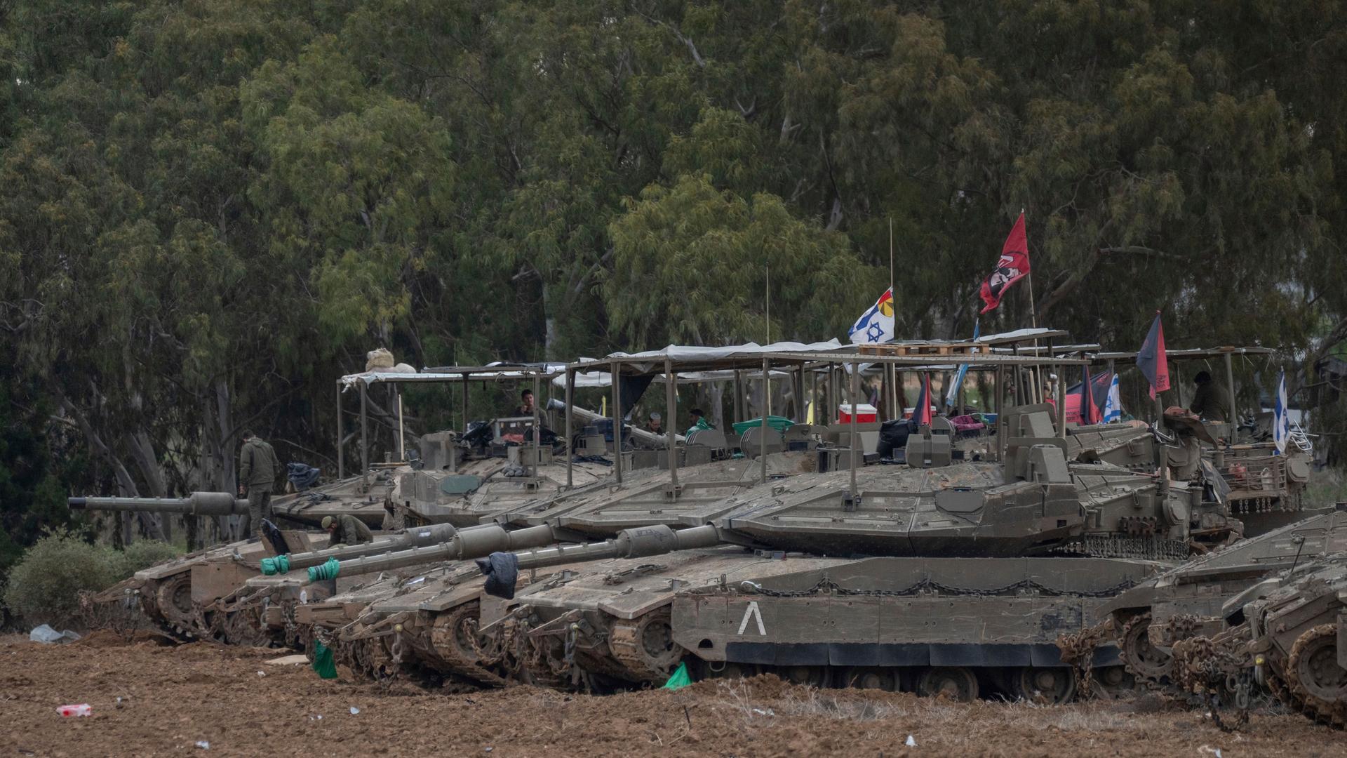 Israelische Panzer in einem Aufmarschgebiet nahe der Grenze zum Gazastreifen im Süden Israels (Bild vom 9. Februar 2025)