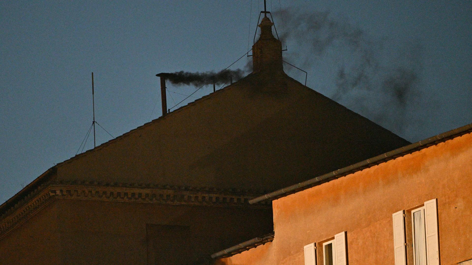 Schwarzer Rauch steigt aus dem Schornstein auf der Sixtinischen Kapelle auf. Schwarzer Rauch steigt aus dem Schornstein auf der Sixtinischen Kapelle auf.