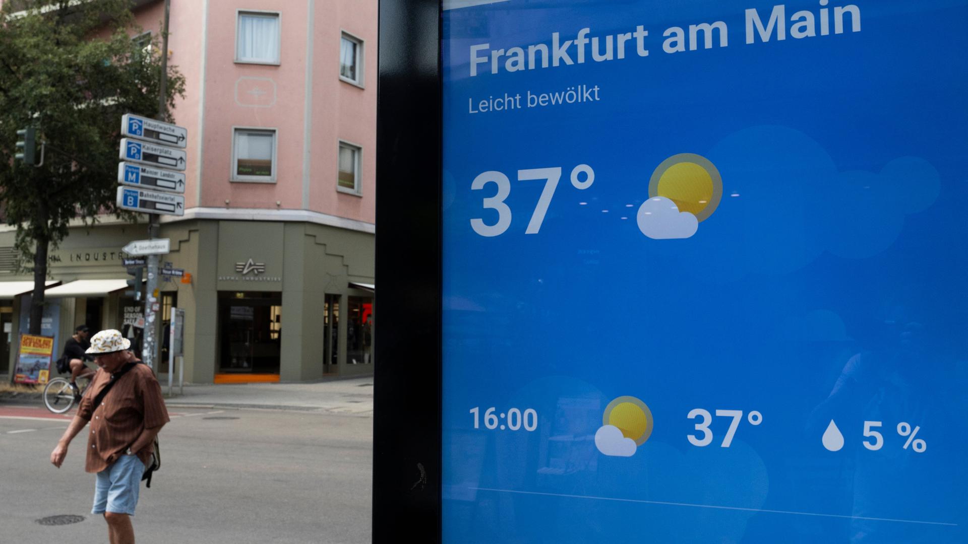 "37 Grad" steht auf einem Infoscreen an der Paulskirche in Frankfurt.