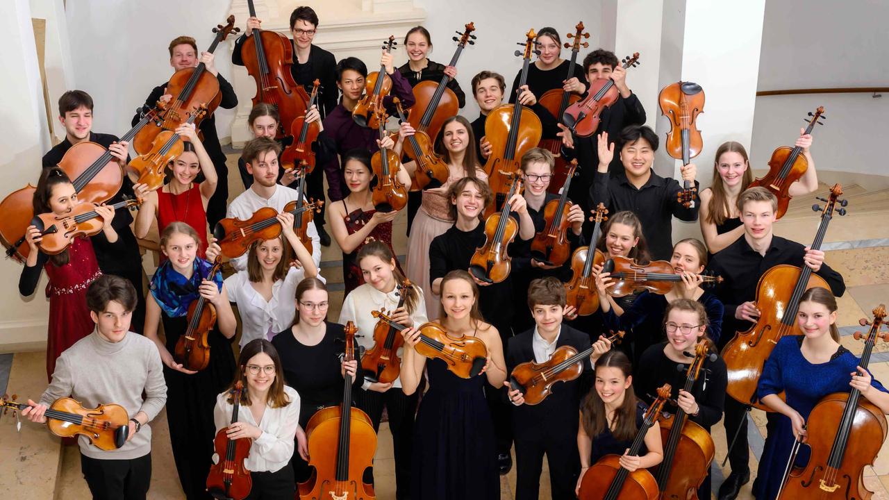 Knapp drei Dutzend junge Nachwuchsmusikerinnen und -musiker recken strahlend ihre Geigen, Bratschen und Celli in die Höhe.