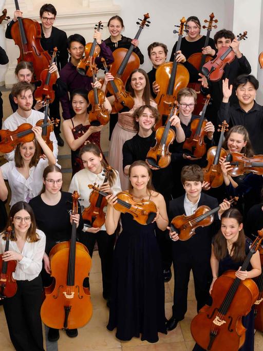 Knapp drei Dutzend junge Nachwuchsmusikerinnen und -musiker recken strahlend ihre Geigen, Bratschen und Celli in die Höhe.