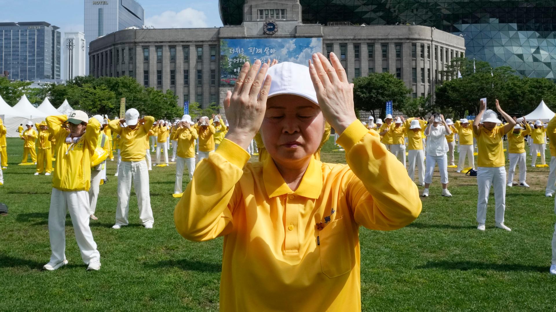 Mitglieder von Falun Dafa treffen bei einem Protest in Soul gegen die von der chinesischen Regierung verfolgte Politik der Schikanierung und Folter ihrer Mitglieder in China auf. 