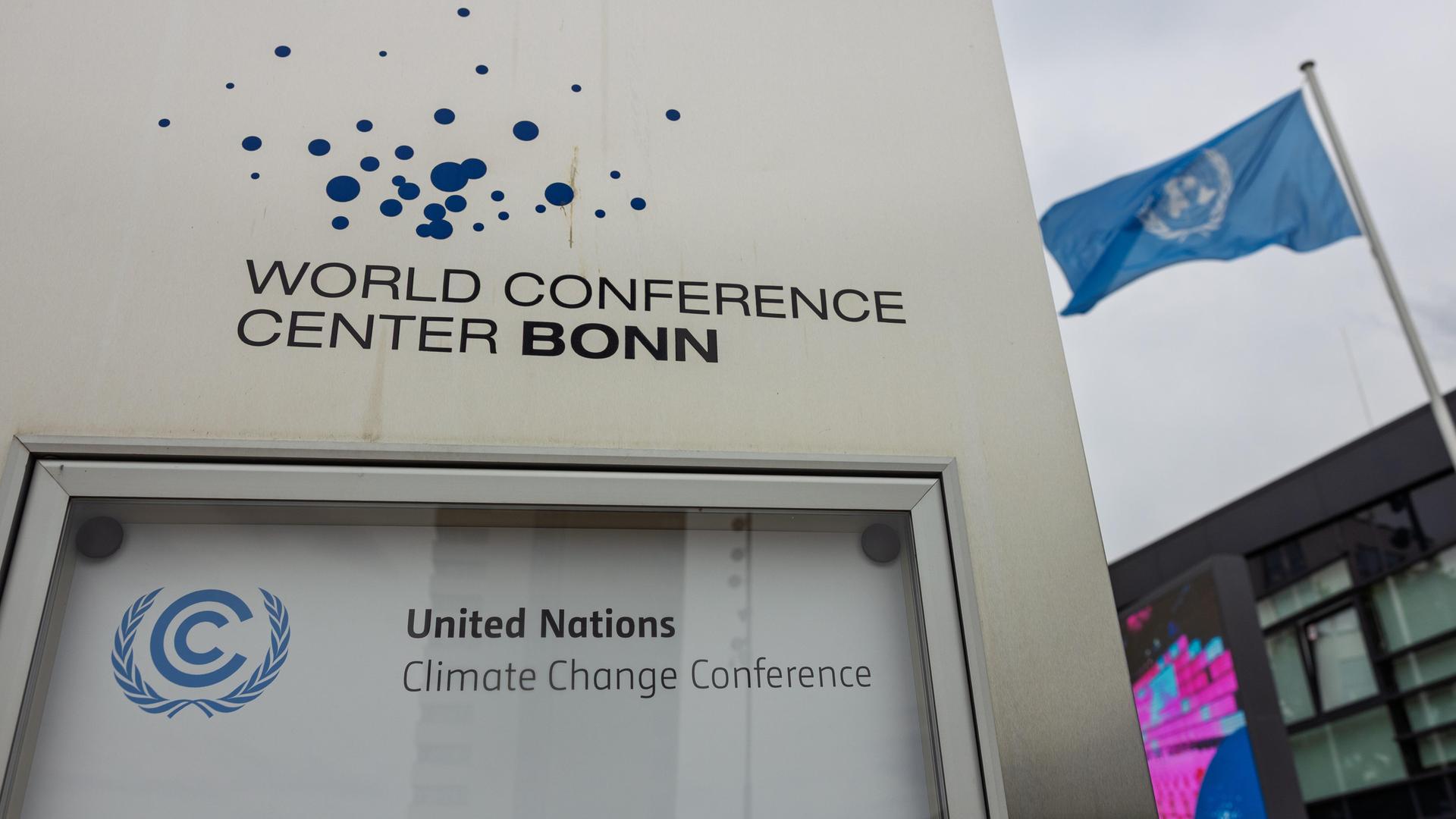 Hinweisschild am Eingang des World Conference Center Bonn zur aktuellen United Nations Climate Change Conference. Hinweisschild am Eingang des World Conference Center Bonn zur aktuellen United Nations Climate Change Conference.
