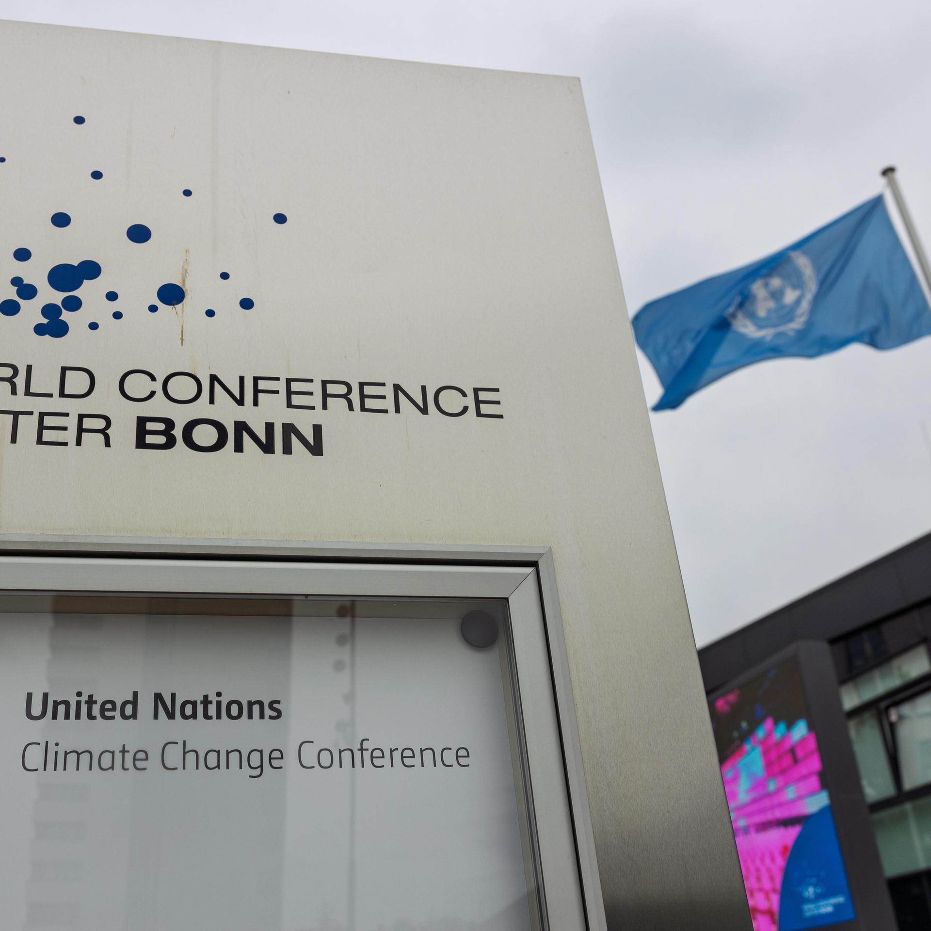 Hinweisschild am Eingang des World Conference Center Bonn zur aktuellen United Nations Climate Change Conference. Vom 8. bis 18. Juni 2026 finden im WCCB die June Climate Meetings der UN-Klimarahmenkonvention statt.