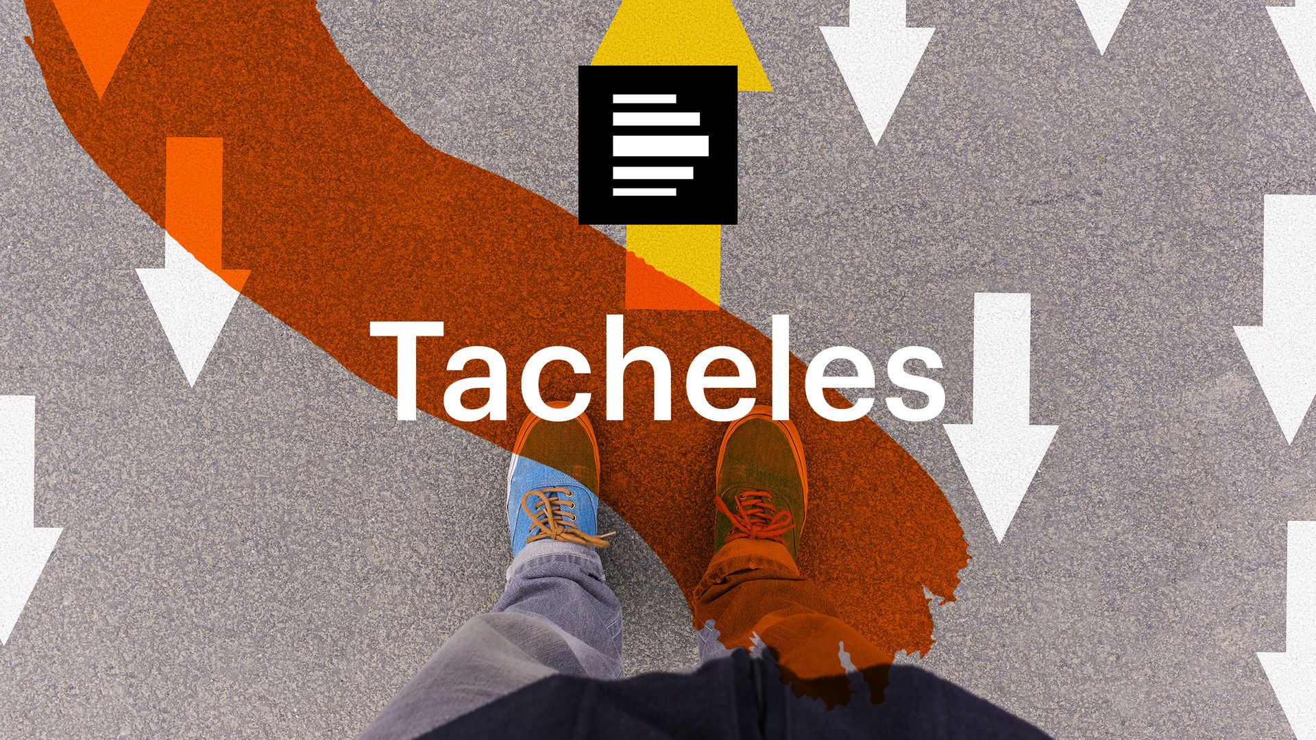 DasLogo des Podcasts Tacheles zeigt die Beine und Füße eines Menschen in Turnschuhen und Jeans, von oben herab fotografiert. Auf dem Asphalt unter seinen Füßen sind Pfeile in verschiedene Richtungen aufgemalt