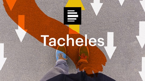 DasLogo des Podcasts Tacheles zeigt die Beine und Füße eines Menschen in Turnschuhen und Jeans, von oben herab fotografiert. Auf dem Asphalt unter seinen Füßen sind Pfeile in verschiedene Richtungen aufgemalt