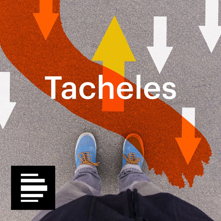 DasLogo des Podcasts Tacheles zeigt die Beine und Füße eines Menschen in Turnschuhen und Jeans, von oben herab fotografiert. Auf dem Asphalt unter seinen Füßen sind Pfeile in verschiedene Richtungen aufgemalt