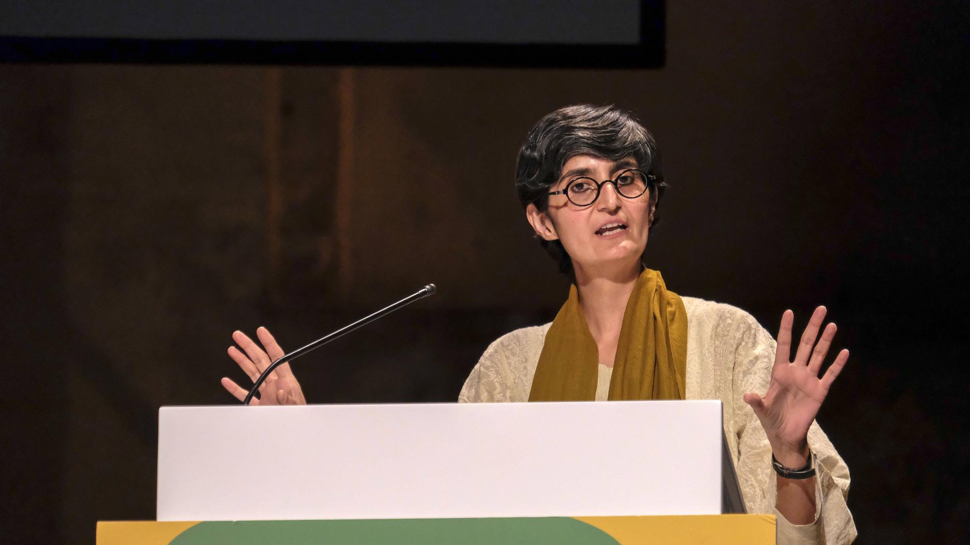 09.08.2018: Nikita Dhawan, Professorin für Politikwissenschaft (Politische Theorie mit Schwerpunkt Frauen- und Geschlechterforschung) und Direktorin der Interkulturären Forschungsplattform Geschlechterforschung an der Universität Innsbruck während ihrer Festivalrede zum Auftakt der Ruhrtriennale 2018 in der Duisburger Gebläsehalle.