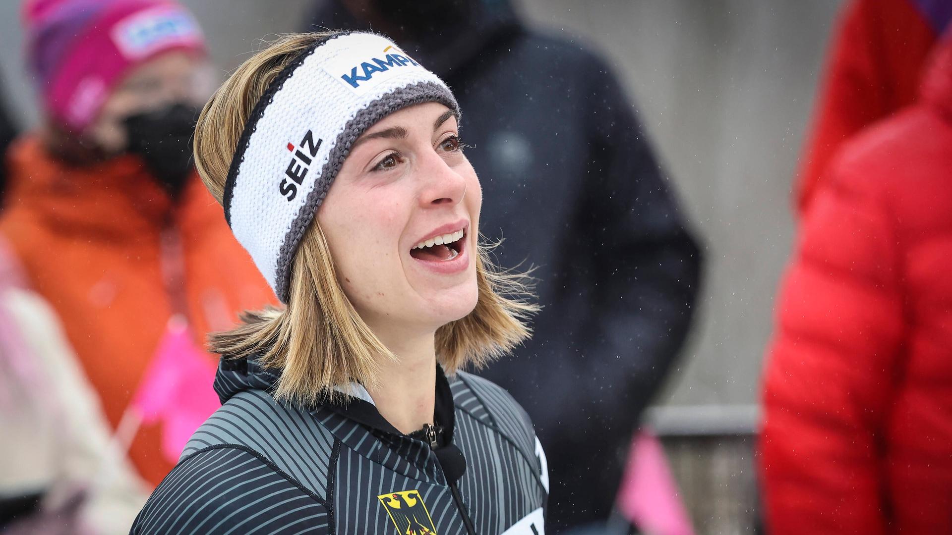 Alexandra Burghardt lächelt nach einem Rennen.