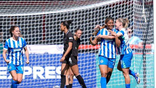 Die Spielerinnen von Brighton & Hove Albion, in den blau-weißen Trikots, freuen sich über ein Tor.