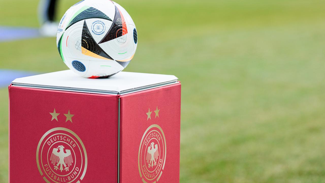 Spielball Fussballliebe von adidas auf Plateau mit dem DFB-Logo 