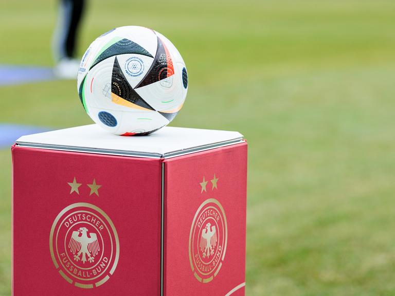 Spielball Fussballliebe von adidas auf Plateau mit dem DFB-Logo 