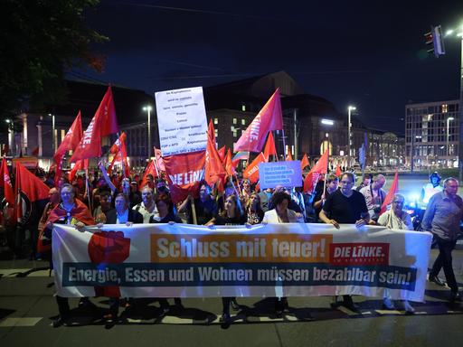 Teilnehmer einer linken Demonstration gegen die Energie- und Sozialpolitik der Bundesregierung ziehen durch die Leipziger Innenstadt.
