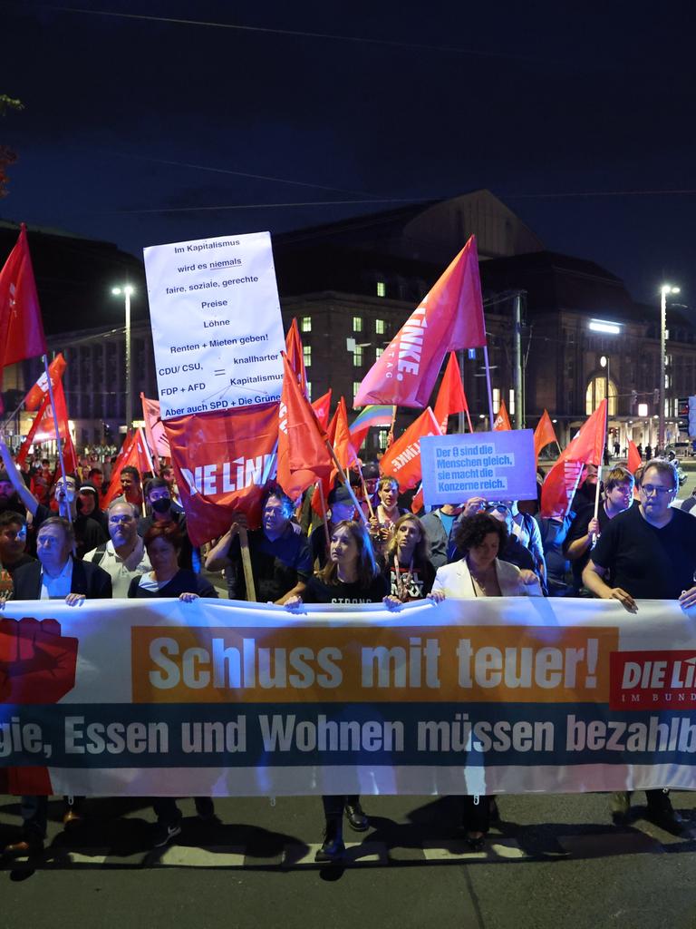 Teilnehmer einer linken Demonstration gegen die Energie- und Sozialpolitik der Bundesregierung ziehen durch die Leipziger Innenstadt.