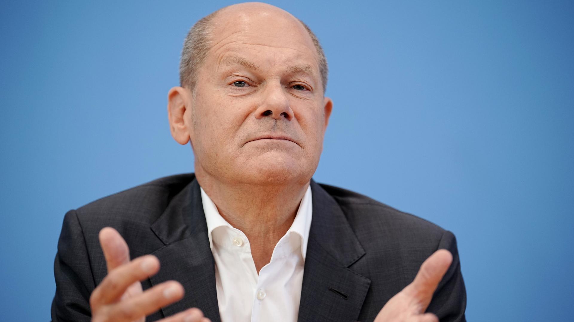 Bundeskanzler Olaf Scholz hebt gestikulierend beide Hände. Bundeskanzler Olaf Scholz hebt gestikulierend beide Hände.